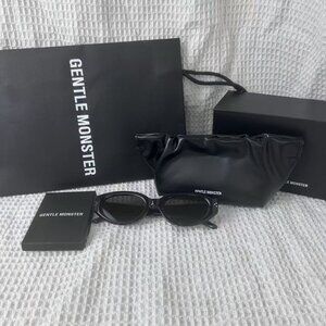 685 NWT GENTLE MONSTER Oval Sunglasses in Black